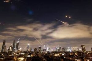 Israele-Iran, Trump: “Devono combattere, ma buone chance di accordo”