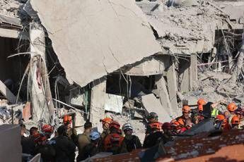 Israele-Iran, attacchi incrociati: colpito quartiere di Khamenei, morti a Tel Aviv