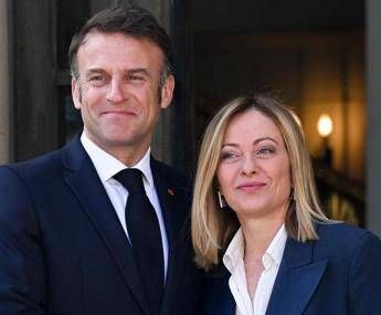 Italia-Francia, Macron a Palazzo Chigi per bilaterale con Meloni: sorrisi e strette di mano
