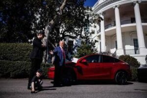 Lite con Musk, Trump ora pensa di vendere la sua Tesla rossa