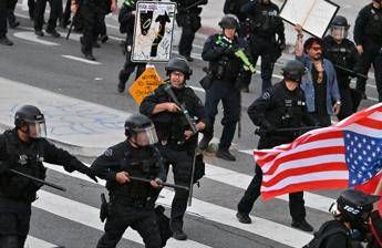 Los Angeles, coprifuoco e arresti. Trump: “Manifestanti sono animali, pagati da qualcuno”