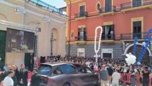 Martina Carbonaro, i funerali ad Afragola tra grida “giustizia” e insulti all’ex