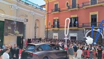 Martina Carbonaro, i funerali ad Afragola tra grida “giustizia” e insulti all’ex