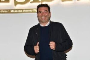 Max Giusti passa a Mediaset, l’annuncio ufficiale: “Intrattenimento e comicità”