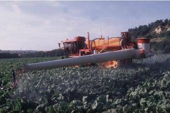 Medici Isde, ‘glifosato tossico ma ancora usato in parchi e giardini scuole’