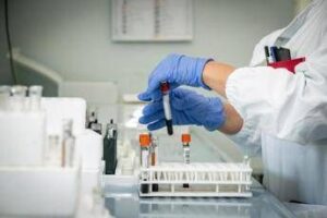 Mielofibrosi, ematologo: “Con uso precoce momelotinib maggiore sopravvivenza”