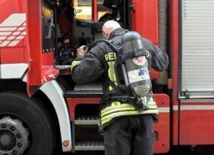 Milano, incendio in appartamento in edificio di 9 piani: 18 persone in ospedale