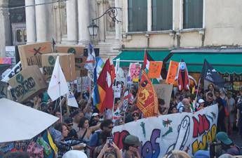 No Bezos in marcia a Venezia, cori e slogan contro il numero uno Amazon