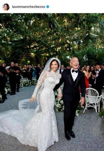 Nozze Bezos, Lauren Sánchez svela nuovo cognome e abito da sposa su Instagram