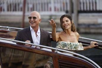 Nozze Bezos, stasera la festa da ballo: resta il mistero sul cantante
