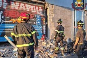 Ostia, bomba carta davanti alla palestra Di Napoli: danni ad attività e auto