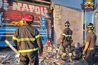 Ostia, bomba carta davanti alla palestra Di Napoli: danni ad attività e auto