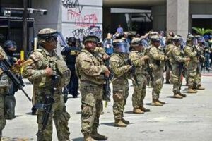 Proteste Los Angeles, corte d’appello autorizza Trump a tenere Guardia Nazionale