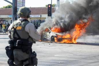 Proteste per raid anti-migranti, Trump invia la Guardia Nazionale a Los Angeles