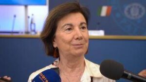 Rocella: “Per fare famiglia serve famiglia, rafforzeremo centri come hub servizi”