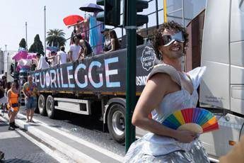 Roma Pride, in corso la festa ‘Fuorilegge’ dei diritti. Gli organizzatori: “Siamo un milione”