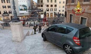 Roma, auto finisce su scalinata di Trinità dei Monti: soccorso 80enne al volante