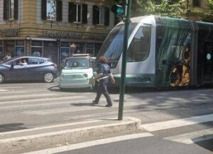 Roma, microcar fa inversione su binari a Trastevere: investita dal tram – Video