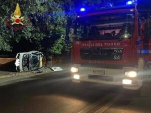 Roma, si ribalta microcar: gravi quattro giovani