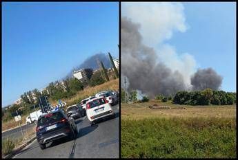 Roma, vasto incendio a Piana del Sole: fiamme verso l’aeroporto di Fiumicino