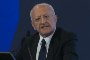 Sanità, De Luca: “Campania derubata di 3 mld in 10 anni, ora stesse risorse per tutte le regioni”
