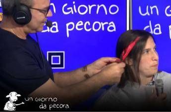 Schlein si tinge ciocca rossa per scommessa: “Un po’ alla Mirko dei Bee Hive”