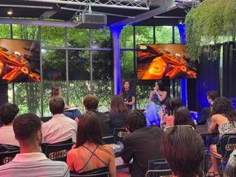 Sesso: lo psicologo, ‘complicato il rapporto dei giovani con il preservativo’