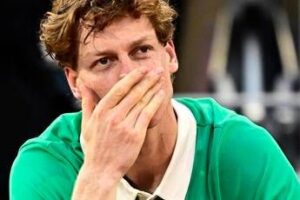 Sinner battuto in finale infinita al Roland Garros, Alcaraz trionfa al quinto set