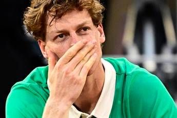 Sinner battuto in finale infinita al Roland Garros, Alcaraz trionfa al quinto set