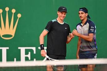 Sinner, preparativi per debutto ad Halle tra sorrisi e palleggi con Sonego – Il video