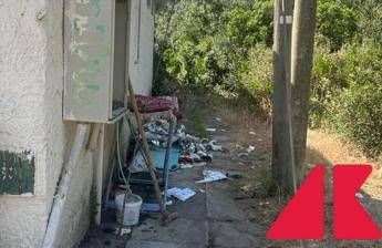 Tra Ostia e Torvaianica neanche un bagno pubblico in 2 km di spiaggia, i ‘Cancelli’ nel degrado