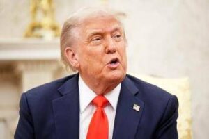 Trump blocca legge auto elettriche: “Per questo non piaccio più a Musk”. E annuncia dazi più alti
