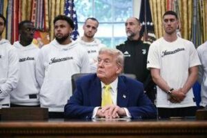 Trump parla di guerra Iran-Israele, la Juve ascolta nello Studio Ovale – Video