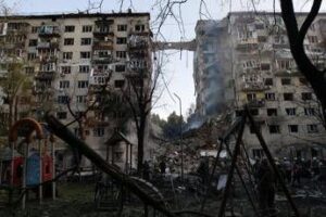 Ucraina, Russia bombarda Kiev: almeno 15 morti. Zelensky: “Puro terrorismo”