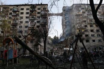 Ucraina, Russia bombarda Kiev: almeno 15 morti. Zelensky: “Puro terrorismo”