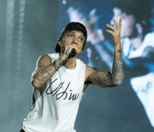 Ultimo, vandalizzata targa dedicata al cantante a Roma