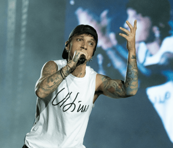 Ultimo, vandalizzata targa dedicata al cantante a Roma