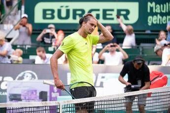 Zverev, imprevisto ad Halle: interrompe il match con Cobolli e corre in bagno – Il video