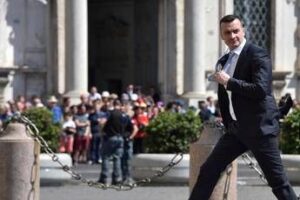 A processo titolari ditta ristrutturazioni, avrebbero truffato Rocco Casalino