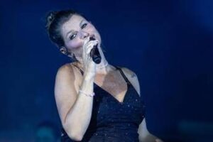 Alessandra Amoroso interrotta da Penny… la figlia scalcia e ferma il concerto
