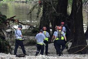 Alluvione Texas, oltre 50 i morti: 15 sono bambini. Si cercano 27 ragazze disperse