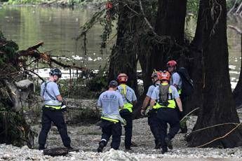 Alluvione Texas, oltre 50 i morti: 15 sono bambini. Si cercano 27 ragazze disperse