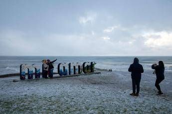 Argentina, ondata di gelo estremo: neve sulle spiagge e freddo come in Groenlandia