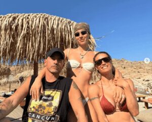 Aurora Ramazzotti in vacanza con Michelle e Eros: “Questione di famiglia”