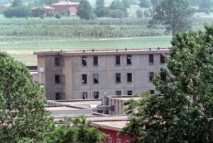 Bologna, condannato per la strage di Corinaldo esce dal carcere per laurearsi e fugge