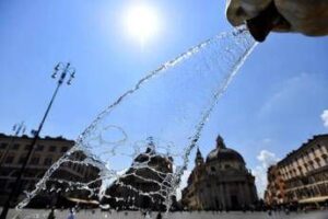 Caldo, medici famiglia: “+ 40% accessi in ambulatori per ipotensione, ustioni e virus”