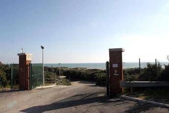 Cancelli di Ostia, spiagge senza servizi. Le critiche: “Campidoglio improvvisa sulla pelle dei bagnanti”