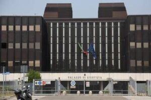Caso Bibbiano, sentenza processo ‘Angeli e demoni’: 14 assoluzioni e tre condanne lievi