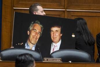 Caso Epstein, pubblicati 8mila documenti: Trump ha viaggiato sull’aereo del finanziere