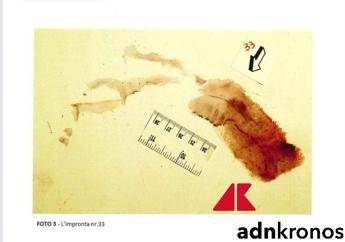 Caso Garlasco, consulenza Poggi: “Impronta 33 inutilizzabile, non è nitida”. Le foto esclusive